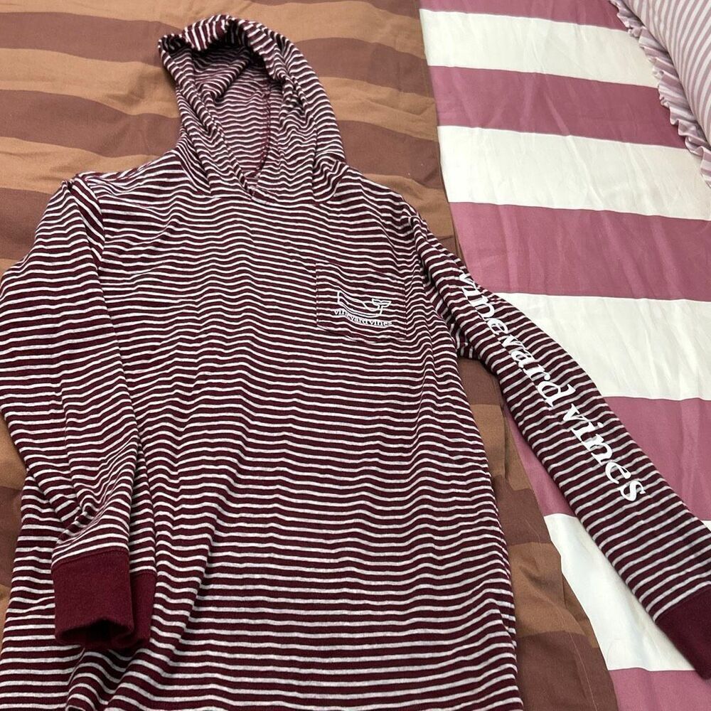 Vineyard vines boys burgundy tshirt hoodie sz S 8/10